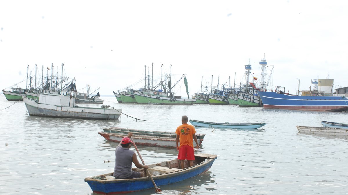 Faena.- Dos pescadores van un su nave, se movilizan por un puerto pesquero de Ecuador.