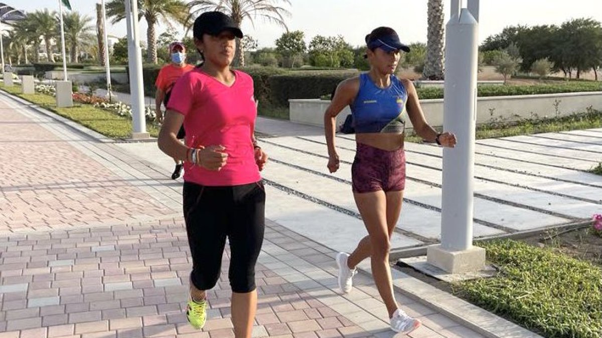 María José Mendoza (i) y Karla Jaramillo se acoplan al ambiente de Muscat, en las calles.