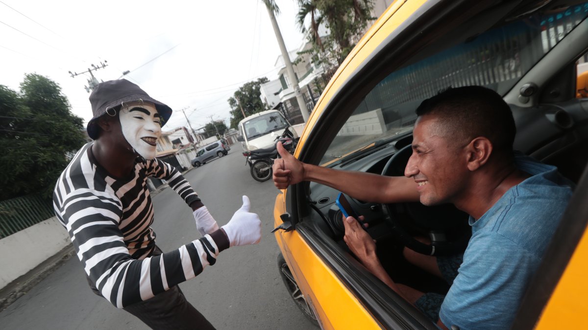 Los mimos contagian de alegría a los conductores. Muchos de ellos amablemente detienen sus vehículos y dan una moneda a los artistas callejeros que se sienten agradecidos.