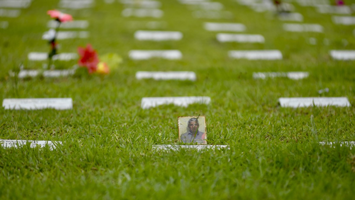 Fotografía del 15 de febrero de 2022 que muestra la tumba de un hombre fallecido por covid-19 en 2020, poco tiempo después de que se confirmase el primer caso de coronavirus en Ecuador, en Guayaquil (Ecuador).