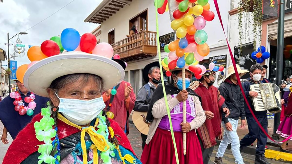 Festejo. En Gualaceo se realizaron pregones artísticos con espuma y globos durante el carnaval.
