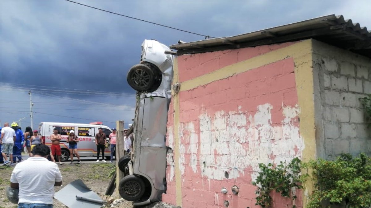 Así quedó el automóvil en que viajaba un grupo de turistas cuencanos, tras ser golpeados por otro vehículo en la vía Salinas-Guayaquil.