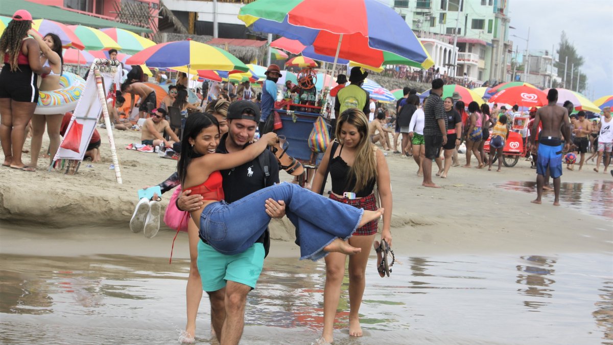 La imagen revela la gran cantidad de turistas que apostaron a las playas de Santa Elena y Salinas. Así como la reactivación de la actividad comercial como el alquiler de carpas y parasoles.
