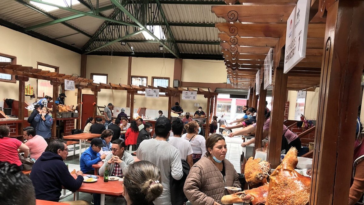 Ventas. El mercado La Merced de Riobamba recibió a varios turistas para que degusten la fritada, entre otros paltos.