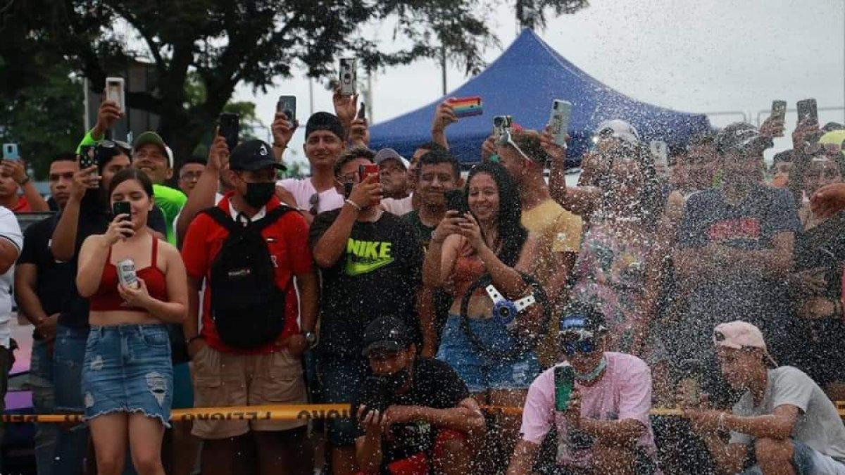 Un grupo de turistas graba en sus teléfonos uno de los espectáculos organizados en el cantón Manta.