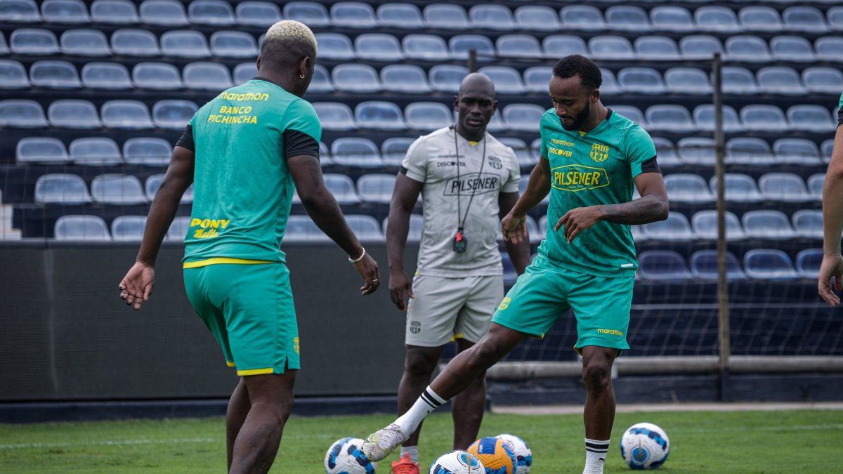 Segundo Castillo (atrás) estará en el banquillo de Barcelona ante Universitario.