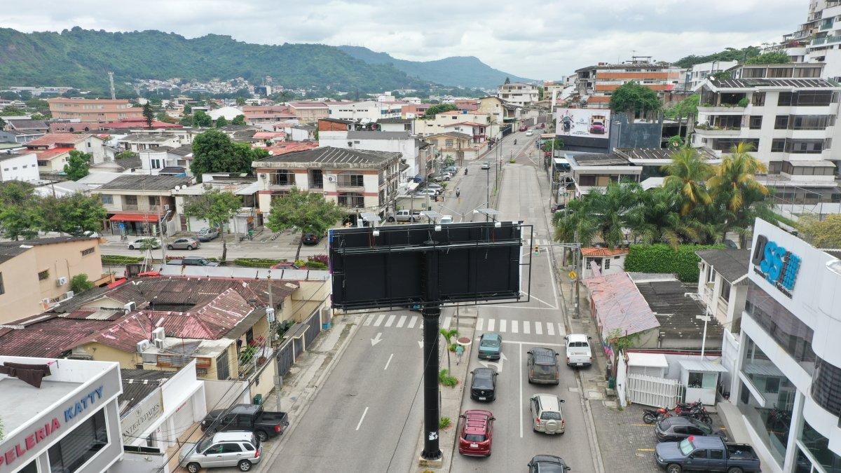 En la calle Sexta y Las Lomas, en Urdesa, se encuentra esta valla publicitaria que solo en un lado tiene publicidad y abajo se deteriora el sello de clausura.