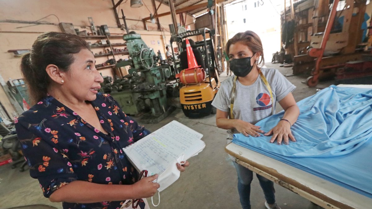 Jéssica Znezevich, quien sufre de artritis reumática desde los 14 años, se mantiene actividad en su taller de confección de uniformes.