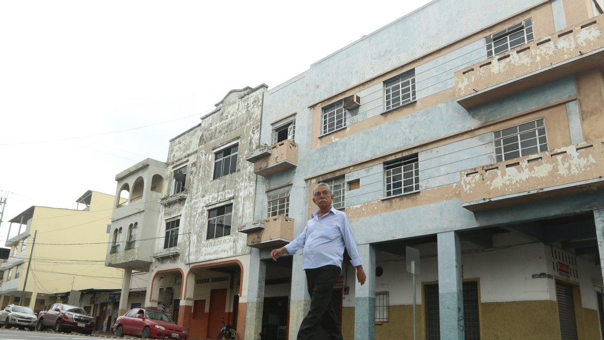 Muchas de las fachadas de viviendas ubicadas a lo largo de la Clemente Ballén lucen en mal estado.