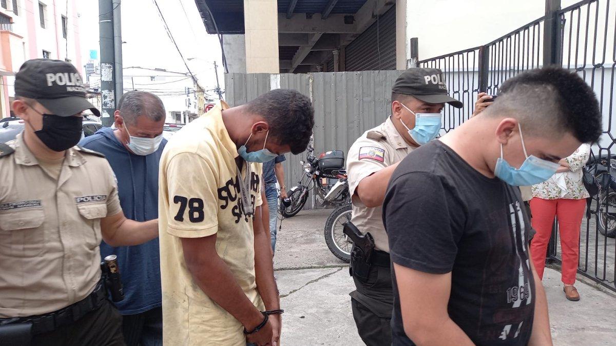 Los detenidos intentaban abrir una puerta enrollable con herramientas para soldar.