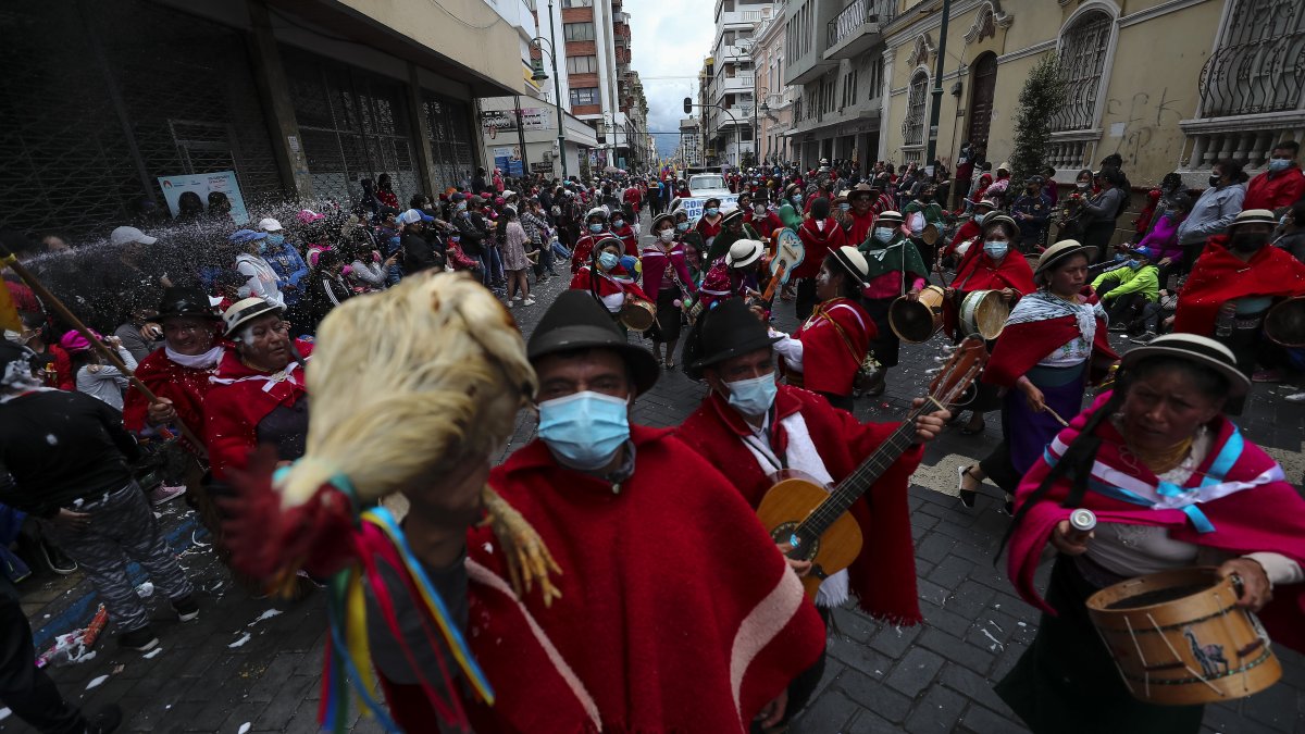 Cientos de personas fueron registrados el pasado sábado, durante el paso de las comparsas en el Carnaval de Riobamba (Ecuador).