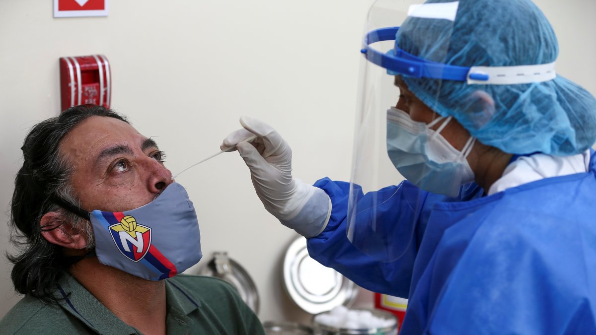 Un hombre se somete a una prueba PCR de detección de coronavirus en Quito (Ecuador), en una fotografía de archivo.