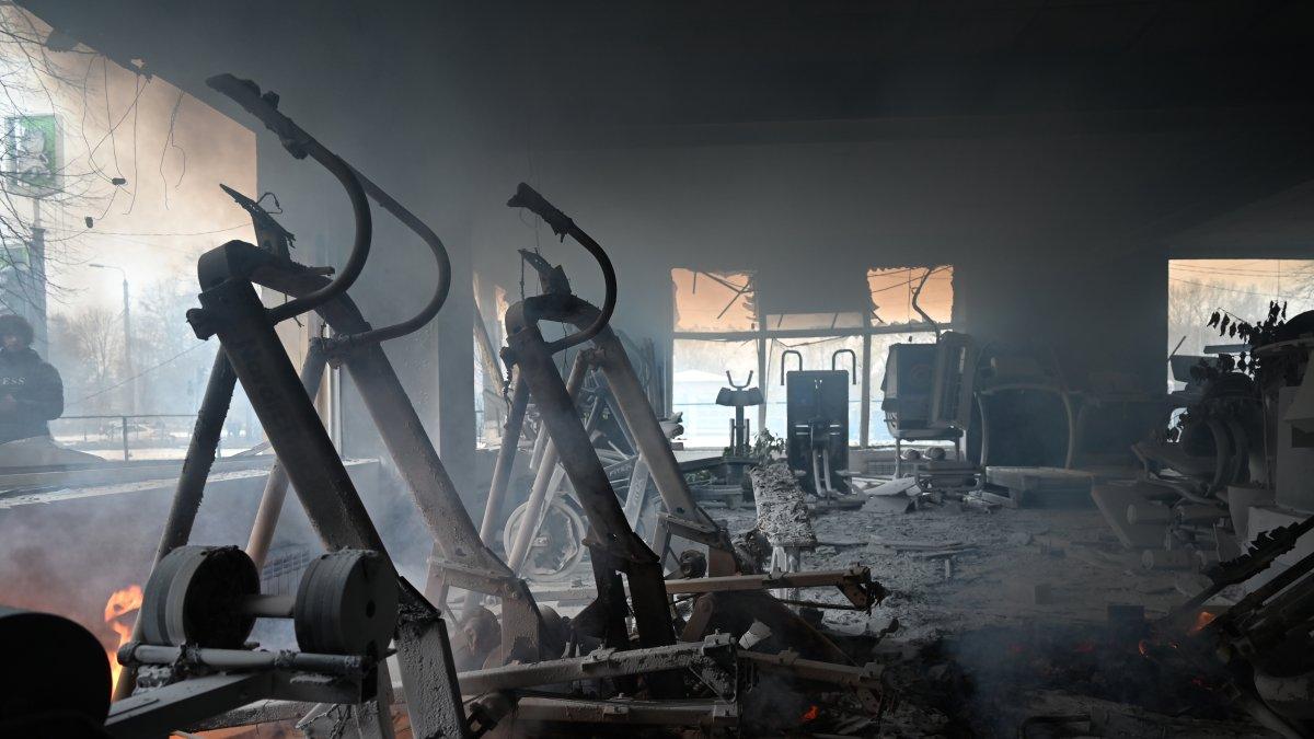 Vista del interior de una tienda de material deportivo, aún en llamas, tras el bombardeo ruso a la torre de televisión de Kiev (Ucrania).