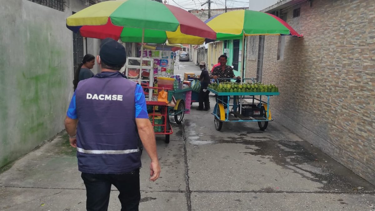 Queja. En unos puntos los informales obstruían las aceras.