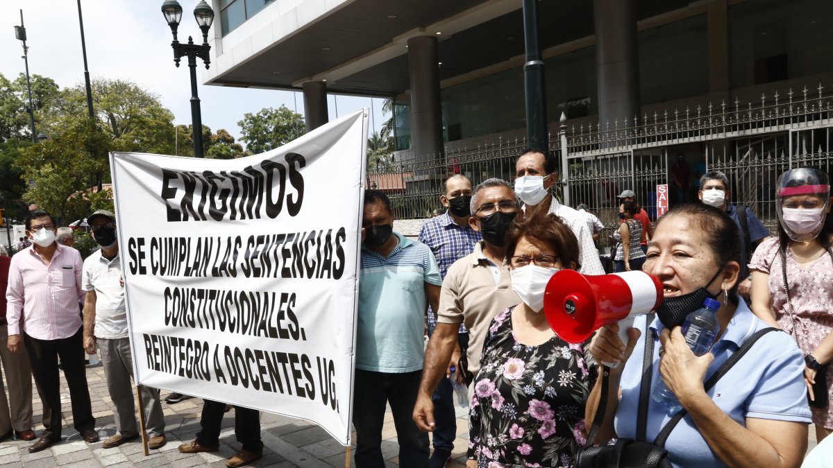 Los jubilados de la Universidad de Guayaquil ha realizado varios plantones para reclamar sus derechos