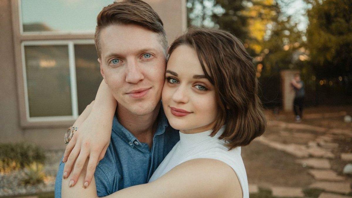 Steven cumplió 30 años el 22 de mayo de 2021, por lo que es ocho años mayor que Joey.