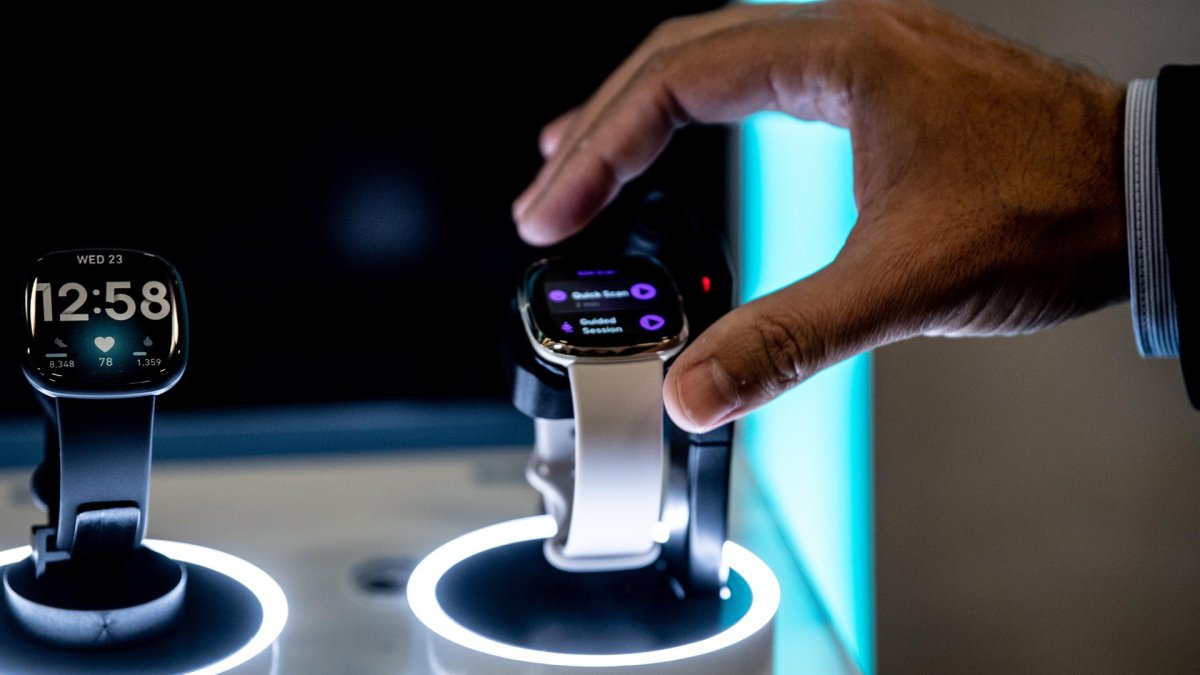 Fotografía de archivo de un reloj inteligente Fitbit.