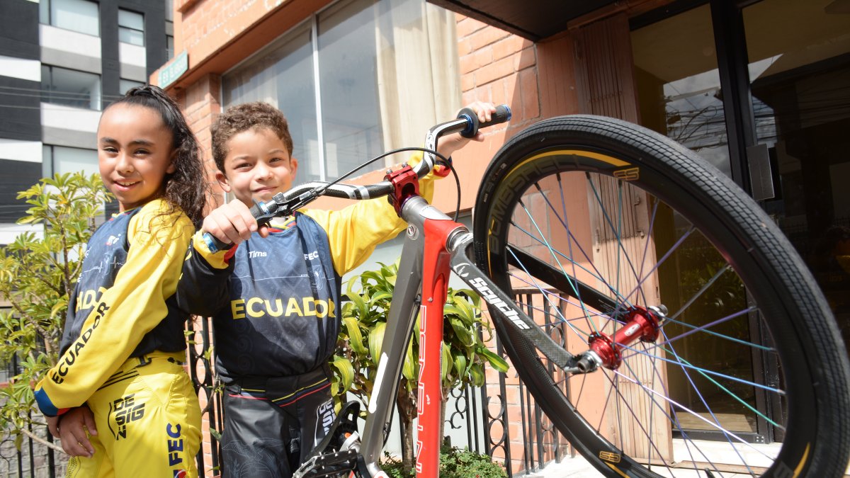 Antonella Puyo y Massimiliano Graziani disfrutan de la velocidad y de los saltos del BMX.