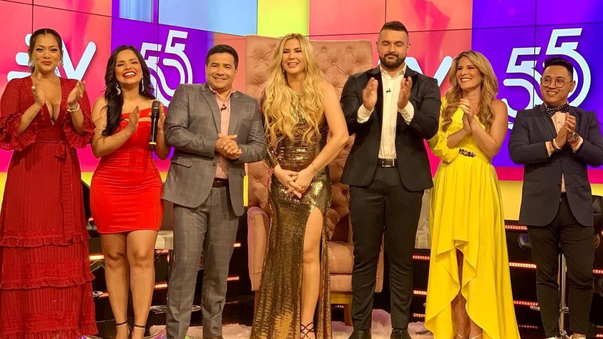 Carolina con el equipo del programa 'En contacto'.