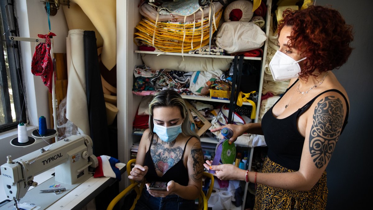 Arety Alvarado y otras tejedoras se unieron al estallido social para denunciar la caída de su profesión. Alberto Valdez