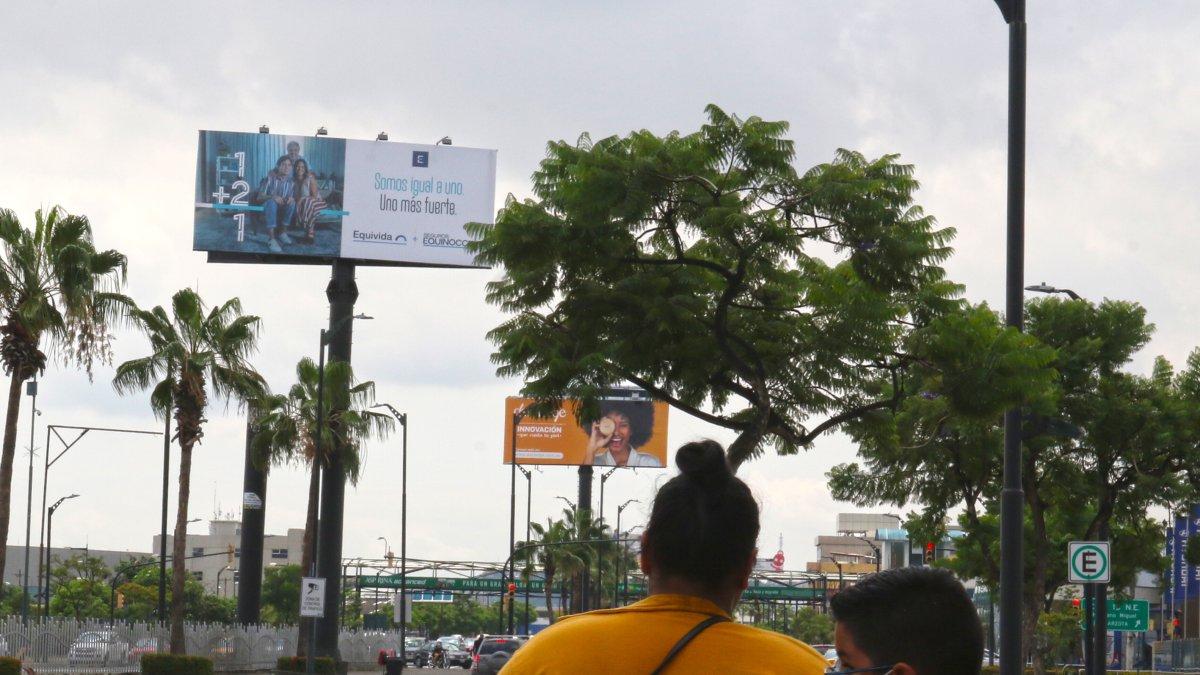 Escenario. En el parterre central de la avenida Las Américas, al norte, es común encontrar estas estructuras.
