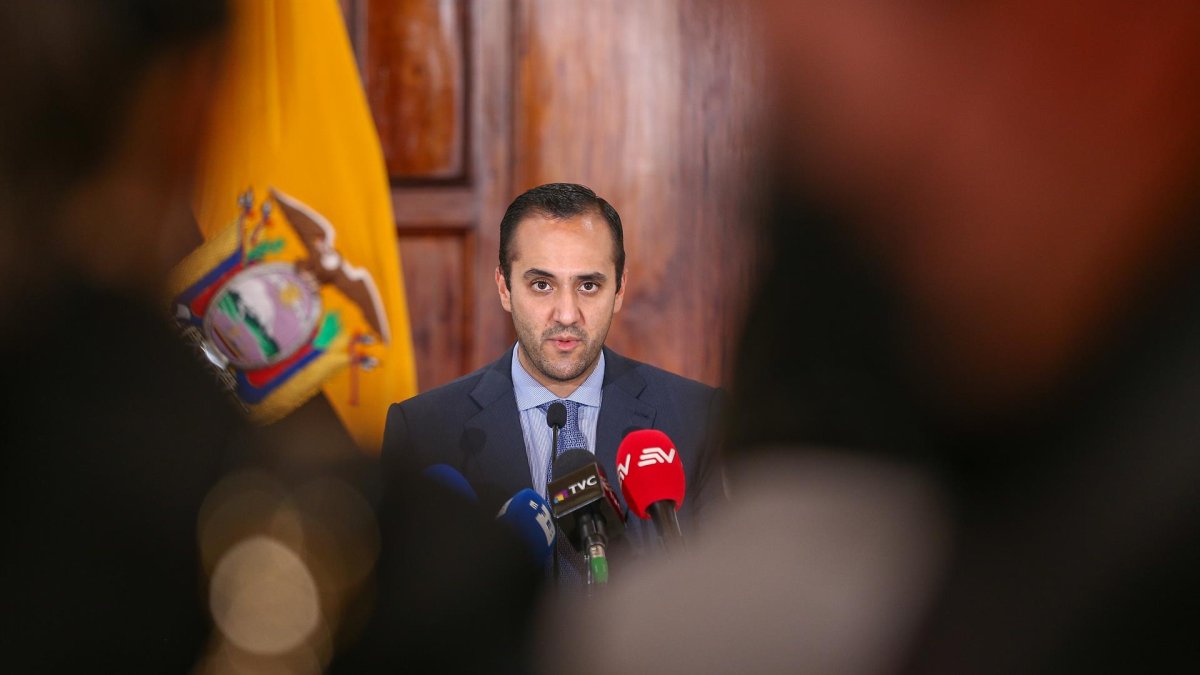 El ministro de Relaciones Exteriores de Ecuador, Juan Carlos Holguín, participa hoy en una rueda de prensa en la Cancillería de Ecuador en Quito.