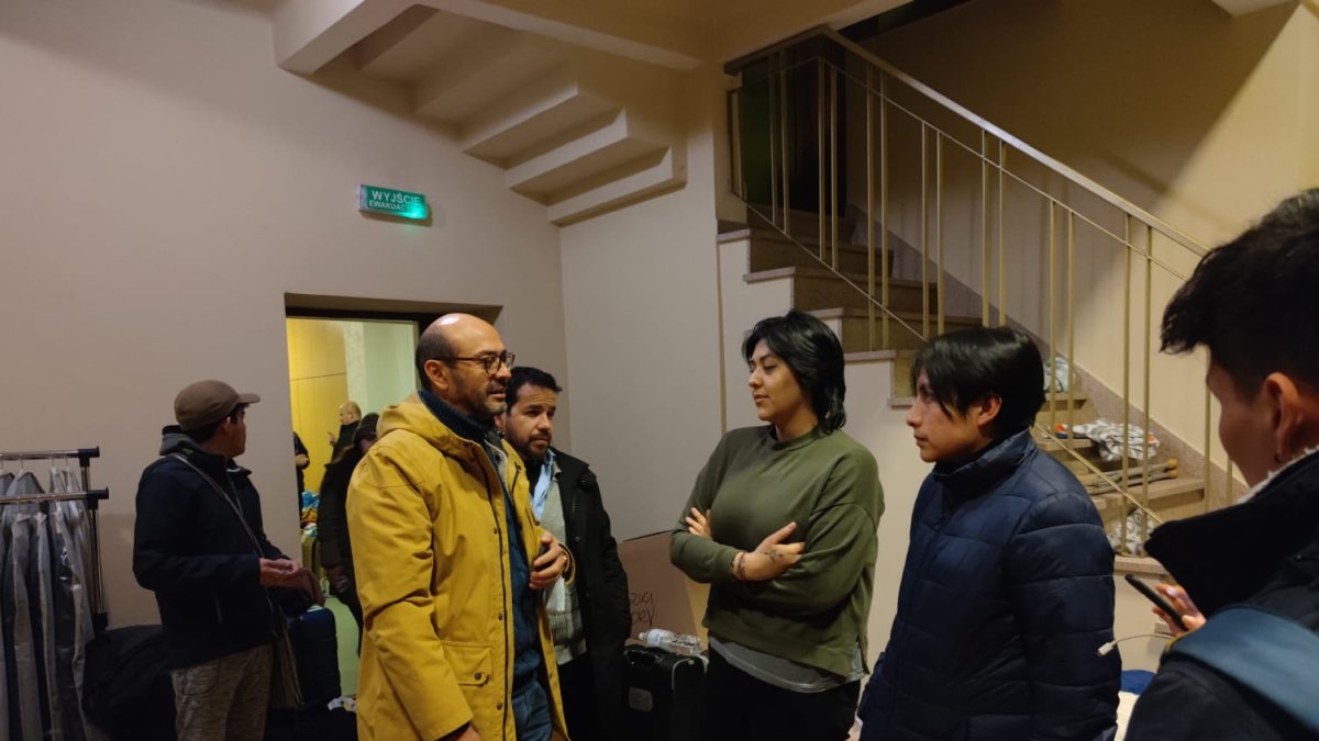 El viceministro de Movilidad Humana, Luis Vayas, visitó un departamento que sirve de refugio de Lviv, donde viven ocho ecuatorianos.