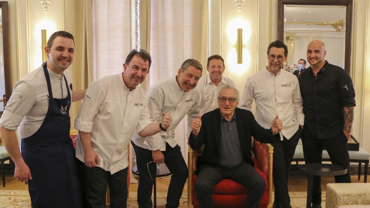 El actor estadounidense Robert De Niro posa junto a los chefs encargados de preparar un menú especial para él en pago por aceptar apadrinar el congreso gastronómico Madrid Fusión de 2021.