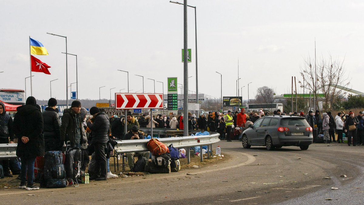 Cientos de refugiados ucranianos aguardan en la frontera con Polonia este jueves en la localidad ucraniana de Hlynytsi