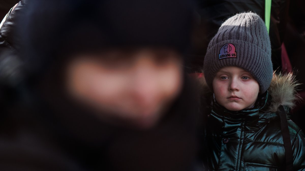 Un niño a su llegada procedente de Ucrania en la estación de tren de Przemysl