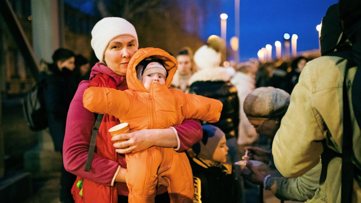 Personas con niños que huyen de la región del conflicto ruso-ucraniano llegan a la frontera polaco-ucraniana en Medyka (Polonia), este 26 de febrero de 2022.