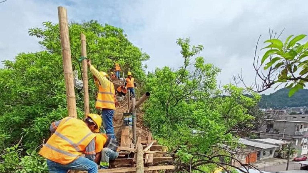 Hecho. Instante en el que se construye el muro sobre el cerro.