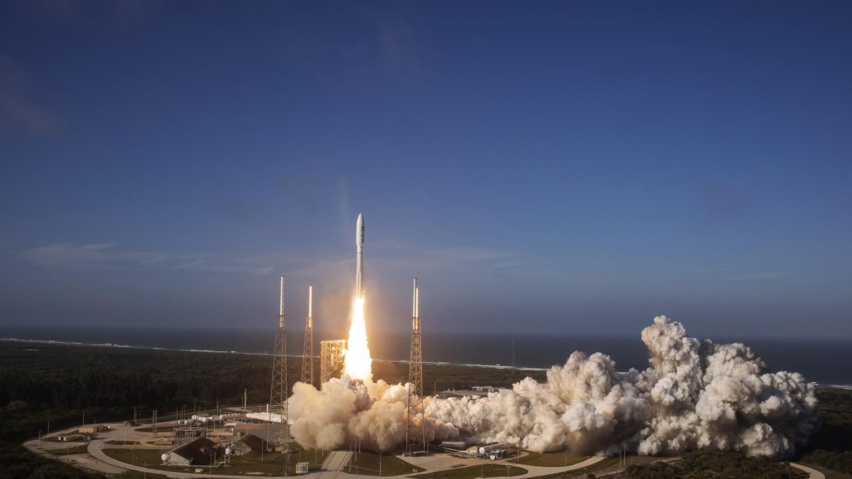 Fotografía cedida por United Launch Alliance (ULA) donde se aprecia su cohete Atlas V, que transporta el satélite GOES-T de la Administración Nacional de Océanos y Atmósfera de EE.UU (NOAA), durante su despegue este martes desde Cabo Cañaveral, Florida (EE.UU.).
