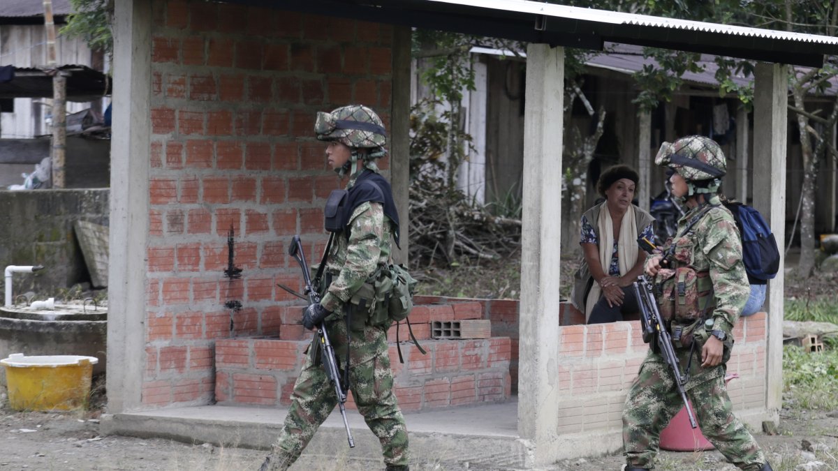 Soldados del Ejército colombiano mientras recorren las calles de la vereda Las Vegas, departamento del Putumayo (Colombia).   Carlos Ortega