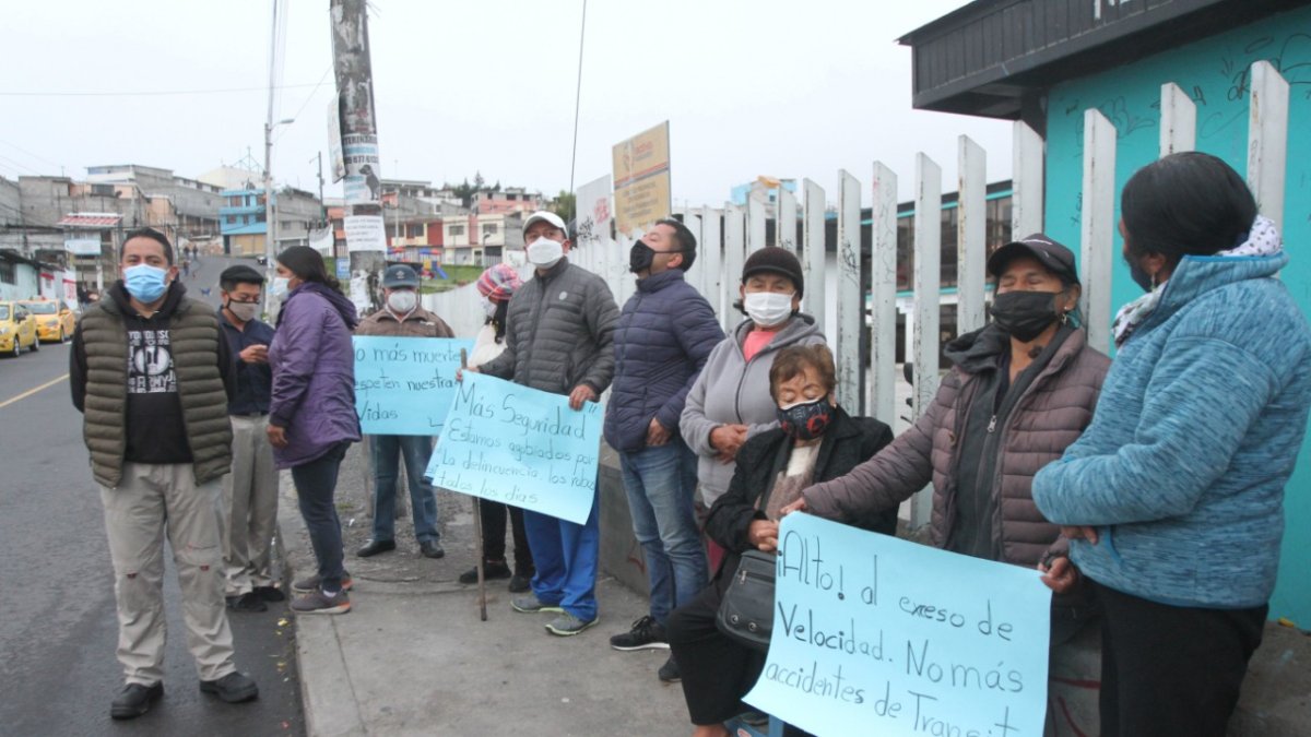 Los habitantes de La Roldós se reunieron ayer para hacer un plantón y pedir ayuda a las autoridades.