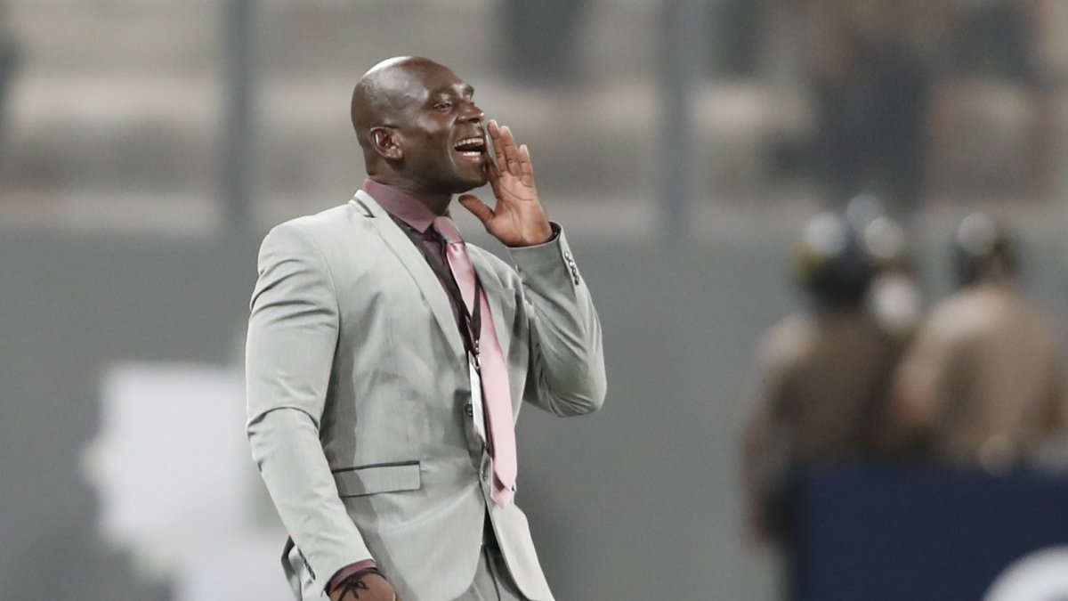 Segundo Alejandro Castillo. técnico interino de Barcelona, recibió elogios por su vestimenta en el duelo ante Universitario en Lima.