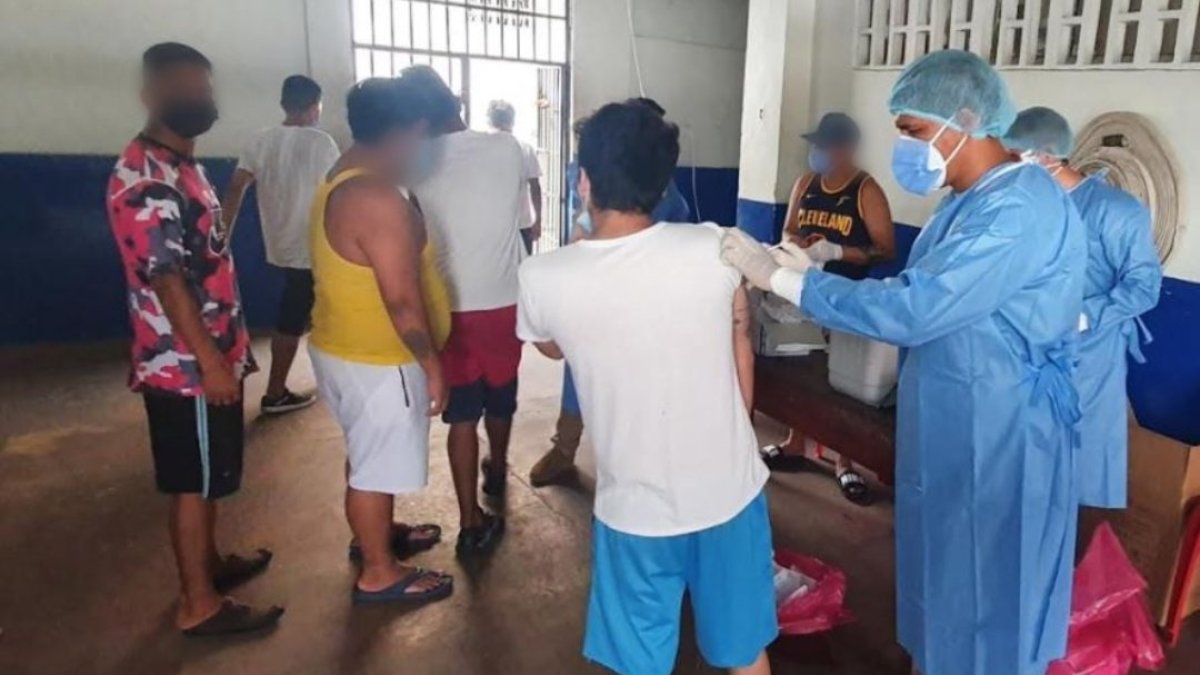 Personal del ministerio de Salud planificó la entrega de la dosis de refuerzo contra la COVID 19 a los privados de libertad.