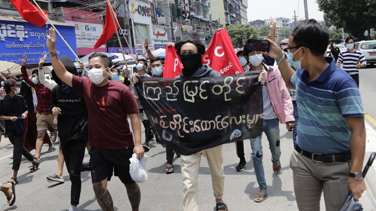 Cada vez son más jóvenes los que se unen a las fuerzas de resistencia civil en Birmania.