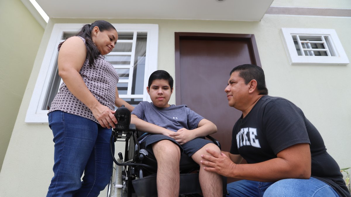 Felipito, quien padece distrofia muscular de Duchenne, junto a sus padres Luis Felipe y Érica.