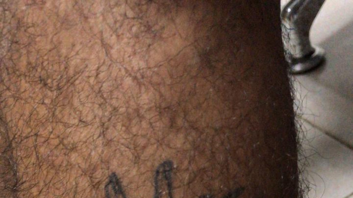 El detenido tenía un tatuaje de la organización criminal