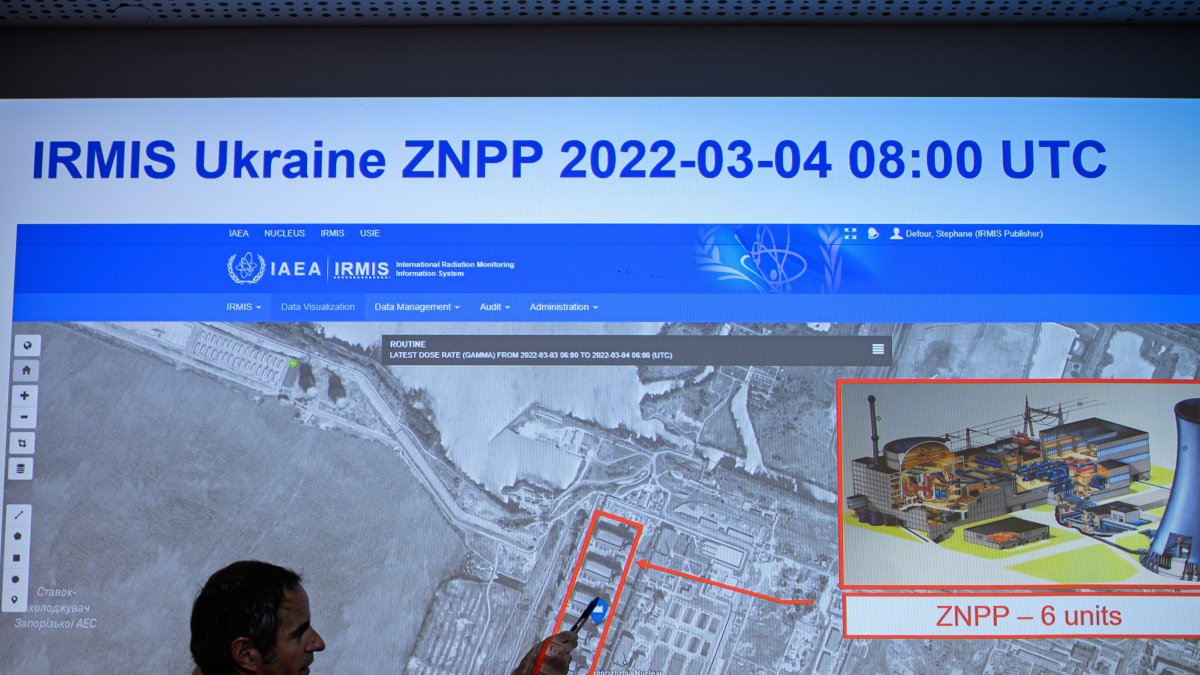 El director general de la agencia nuclear de la ONU, el argentino Rafael Grossi, señala en un mapa la situación de la central nuclear de Zaporoyia, en Ucrania, atacada esta madrugada por tropas rusas.