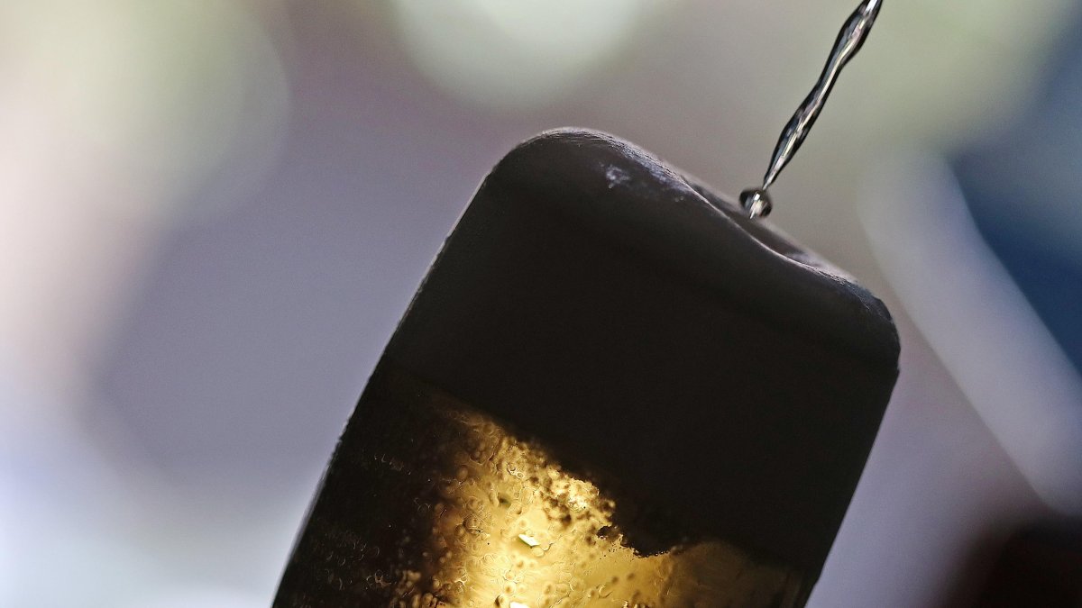 Un vaso de cerveza en foto.