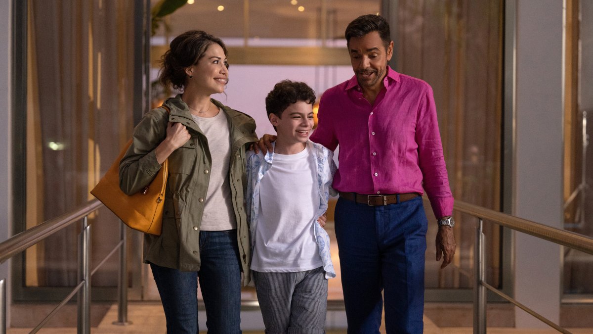 Fotografía sin fecha cedida por Apple TV+ de los actores Bianca Marroquin (i), Raphael Alejandro (c), y Eugenio Derbez (d), durante una fragmento de la serie “Acapulco