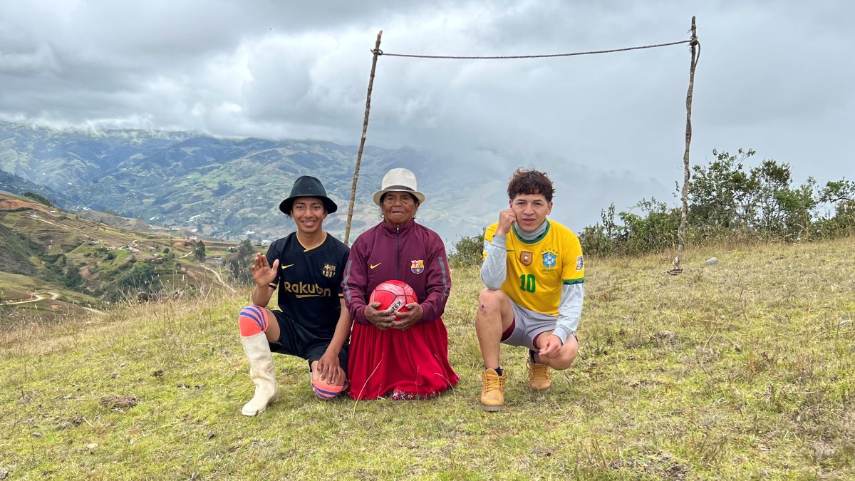 Juan Carlos, su abuelita y Reus Molina son los que trabajan en los videos.
