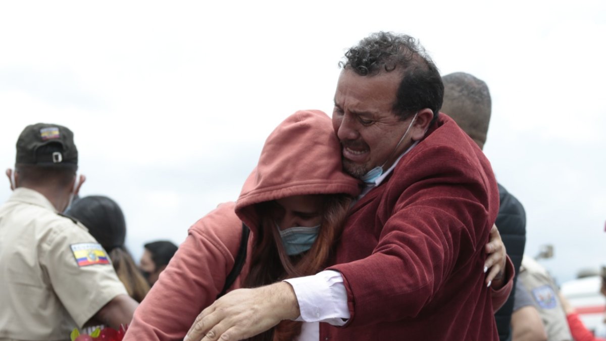 Un padre y una madre no pudieron  contener la emoción y corrieron a a abrazar a su hija.