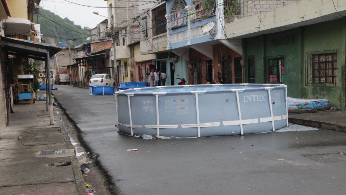 Obstrucción. En la ciudad se ha hecho usual el uso de estas piscinas de gran tamaño que obstruyen el transito vehicular.