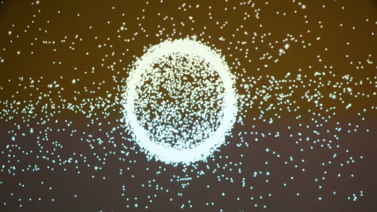 Vista de los desechos espaciales que flotan alrededor del globo a través de un láser que emite largas líneas verticales de luz LED. EFE/Imane Rachidi