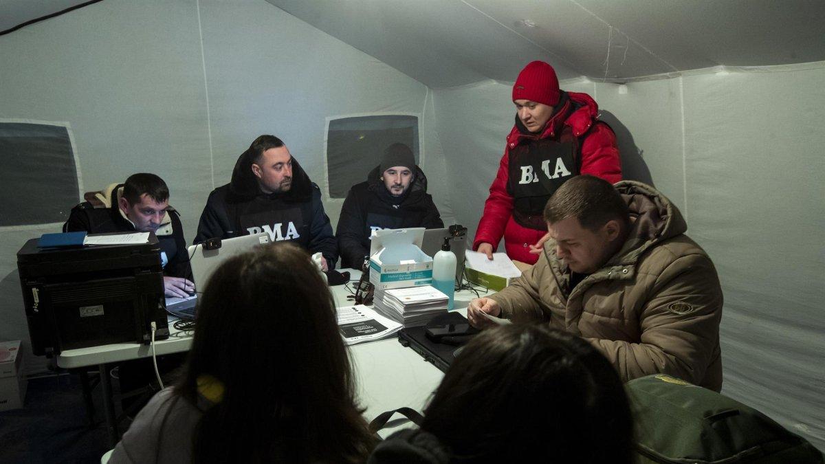 Referencial. Oficiales de migración y asilo en un campamento de refugiados cerca de Palanca Village, Moldavia, aproximadamente a 1 km de la frontera entre Moldavia y Ucrania, el 4 de marzo de 2022.