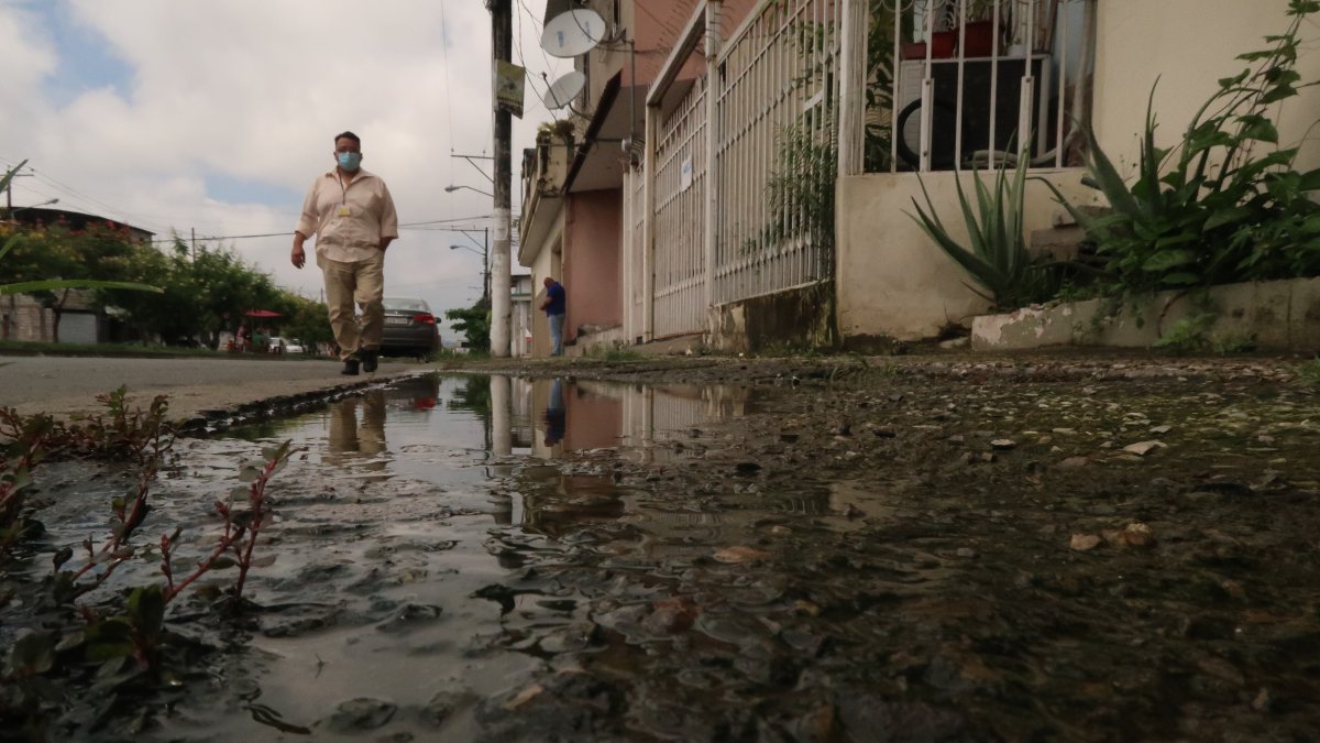 Riesgo. Las veredas en mal estado ponen en peligro la integridad de los peatones que se ven obligados a sortear huecos y baches