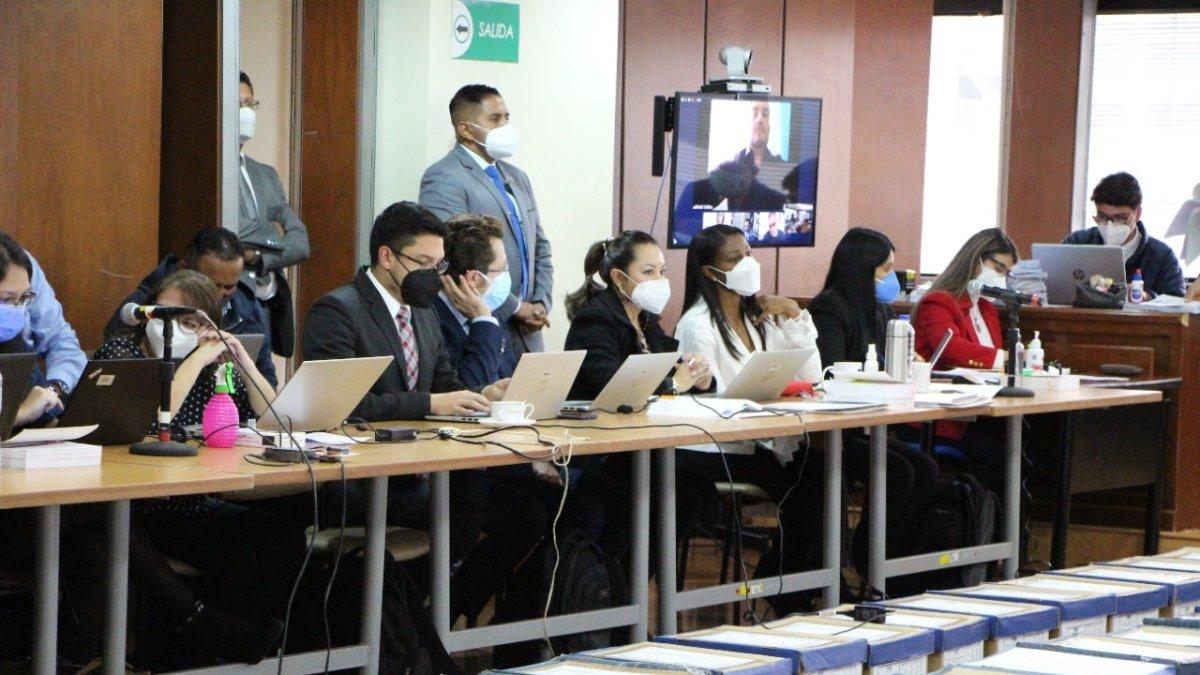 Audiencia. En el caso Las Torres acudieron más de 30 funcionarios. Fue el tercer intento de instalar el juicio.